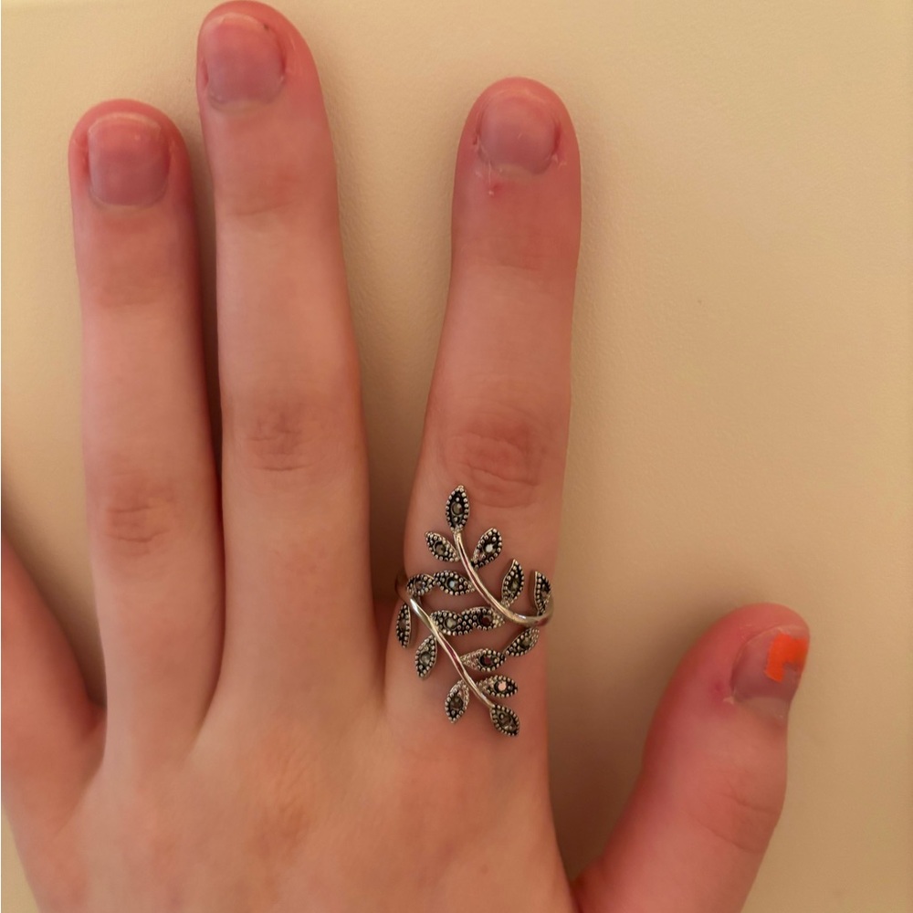 Elegant Silver Leaf Ring With Hematite Crystals